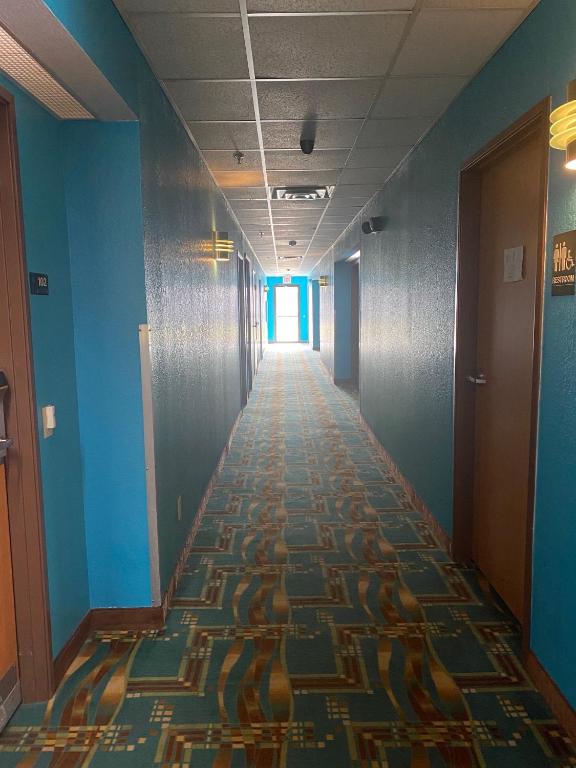 Tropicana Inn And Suites Photo 14