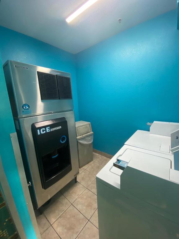 Tropicana Inn And Suites Photo 20