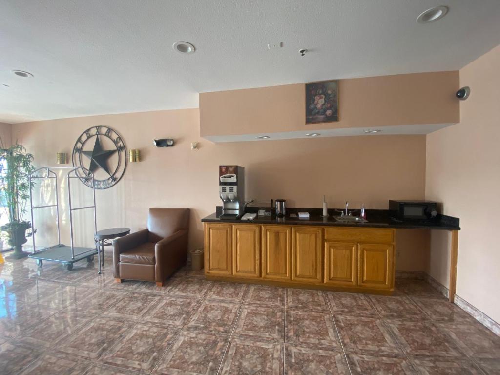 Tropicana Inn And Suites Photo 25