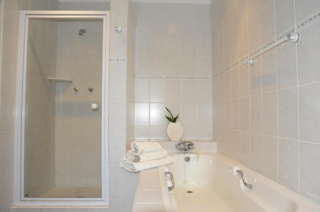 Ipe Tombe Guest Lodge photo