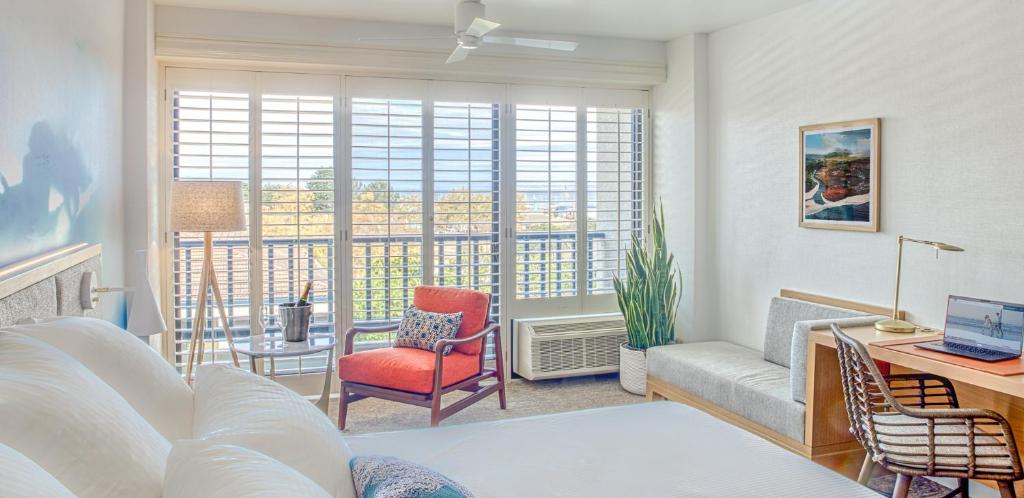 Portola Hotel And Spa Photo 11