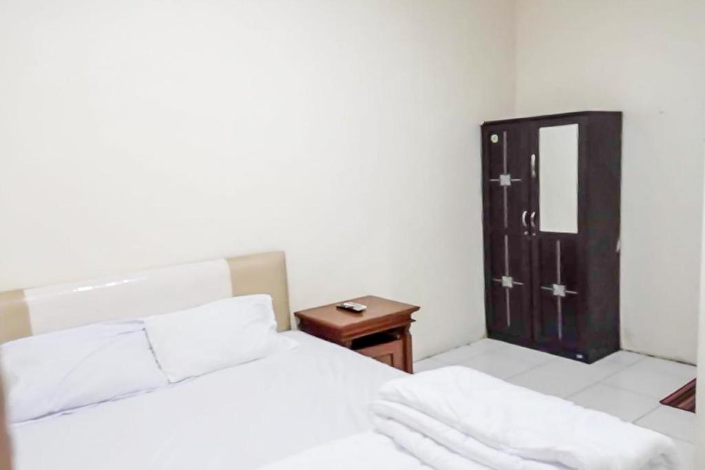 アグネス レジデンス ニア ブロック エム ミトラ レッドドアーズ (Agnes Residence near Blok M Mitra RedDoorz) 客室内ベッド