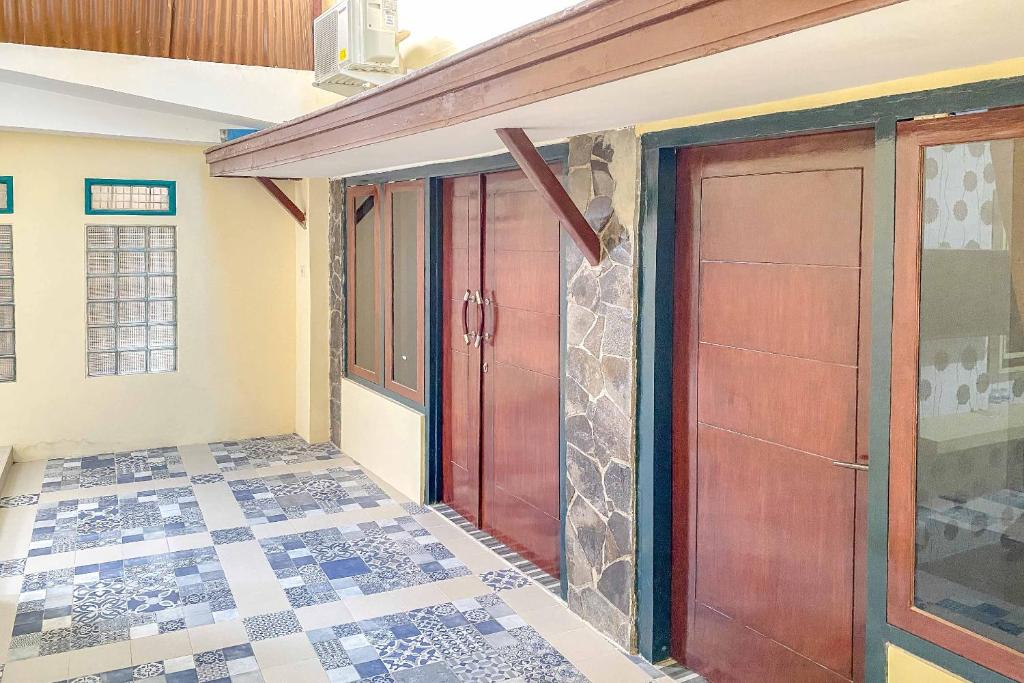 Tini's Guest House Malang Mitra RedDoorz エントランス