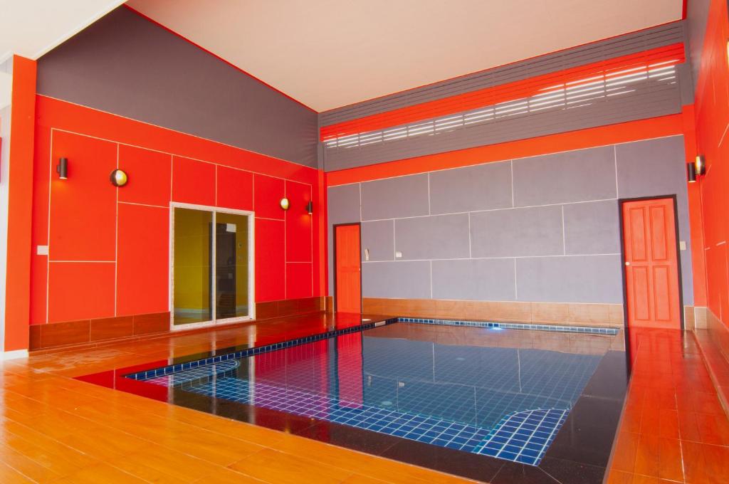 Swimming pool, The Palm Resort Kampeang Saen. in Nakhon Pathom