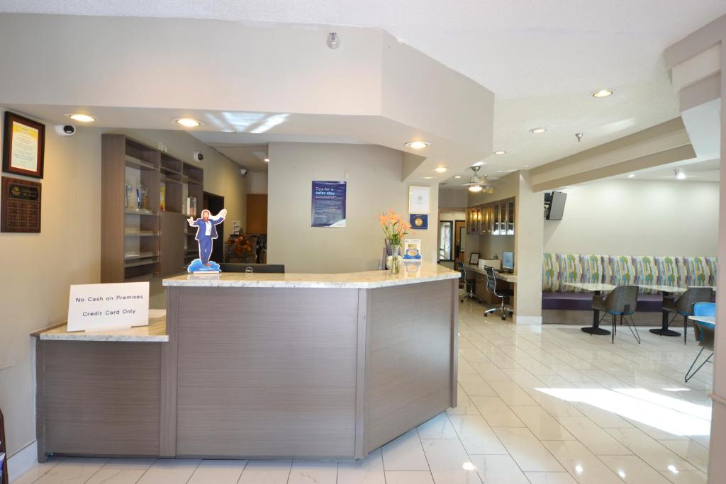Days Inn & Suites by Wyndham Airport Albuquerque photo