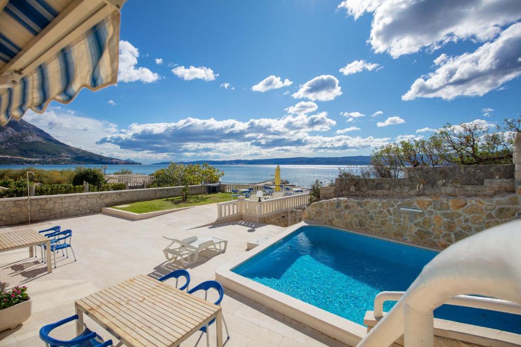 Apartment Aria with private heated pool, Omiš