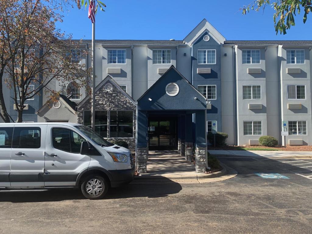 Microtel Inn & Suites by Wyndham Charlotte Airport photo