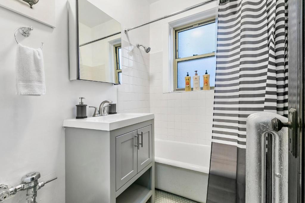 Chicago Local Vibe Residential 1BR Roscoe Village - Marshfield N3 photo