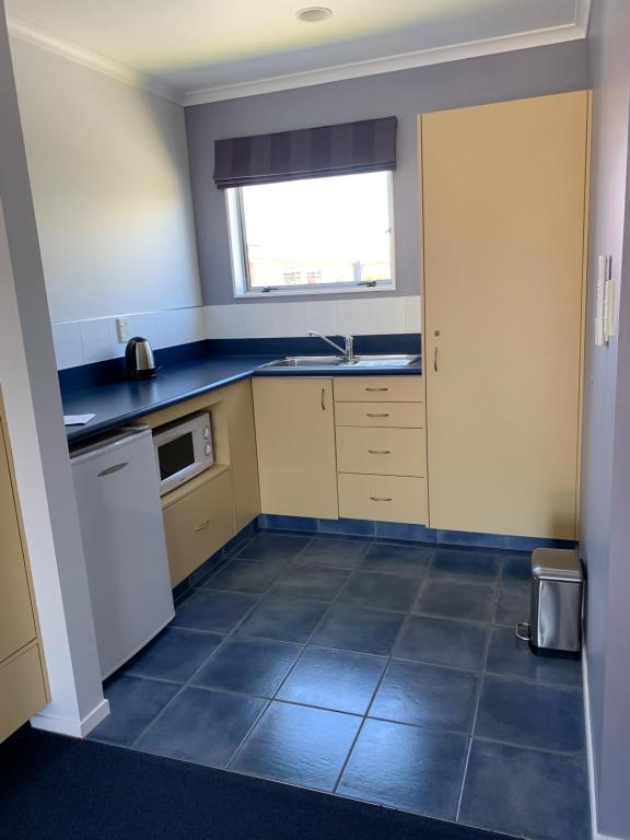 Kitchen, Fergussons Motor Lodge in Waipukurau