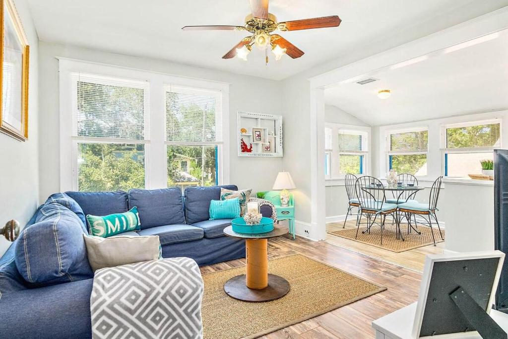 Charming Downtown Carriage Apartment