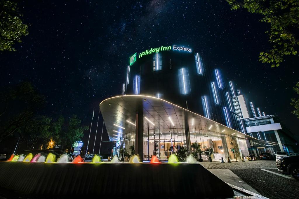 Holiday Inn Express Shanghai Songjiang Fangta photo