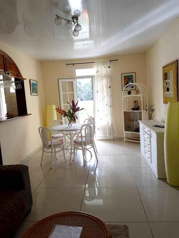 Maison charmante a Petit-Bourg Jardin 전경