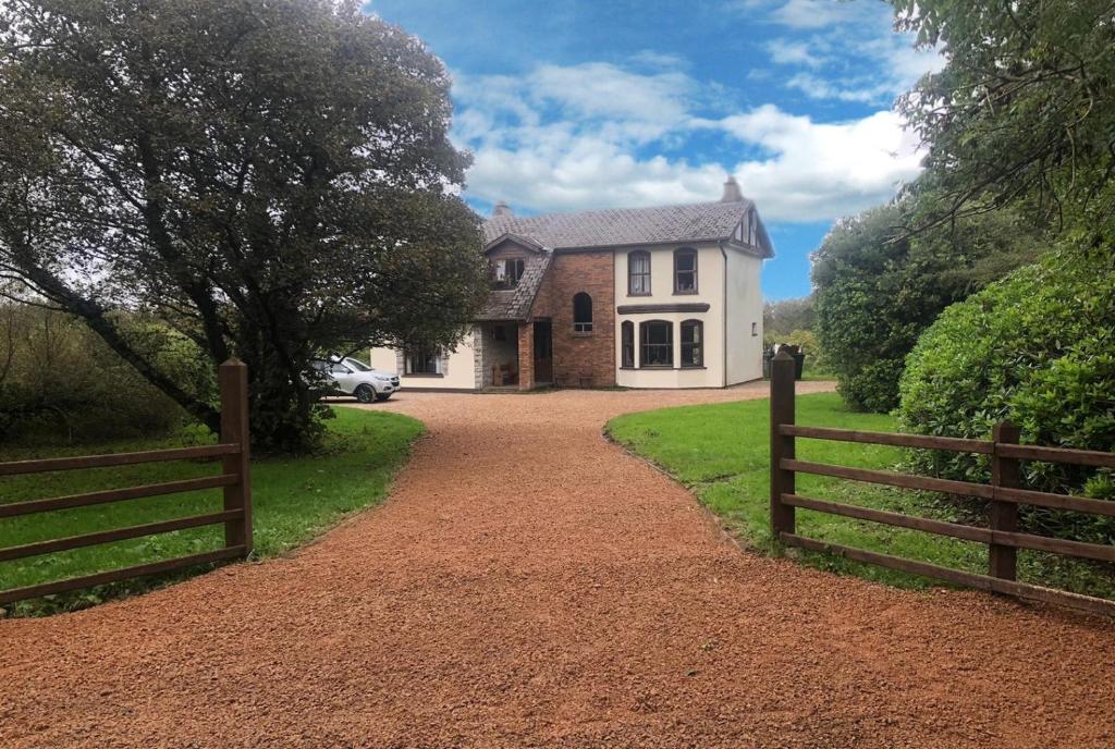Spacious Private 6 BR 1 Km to Beach Dogs Welcome