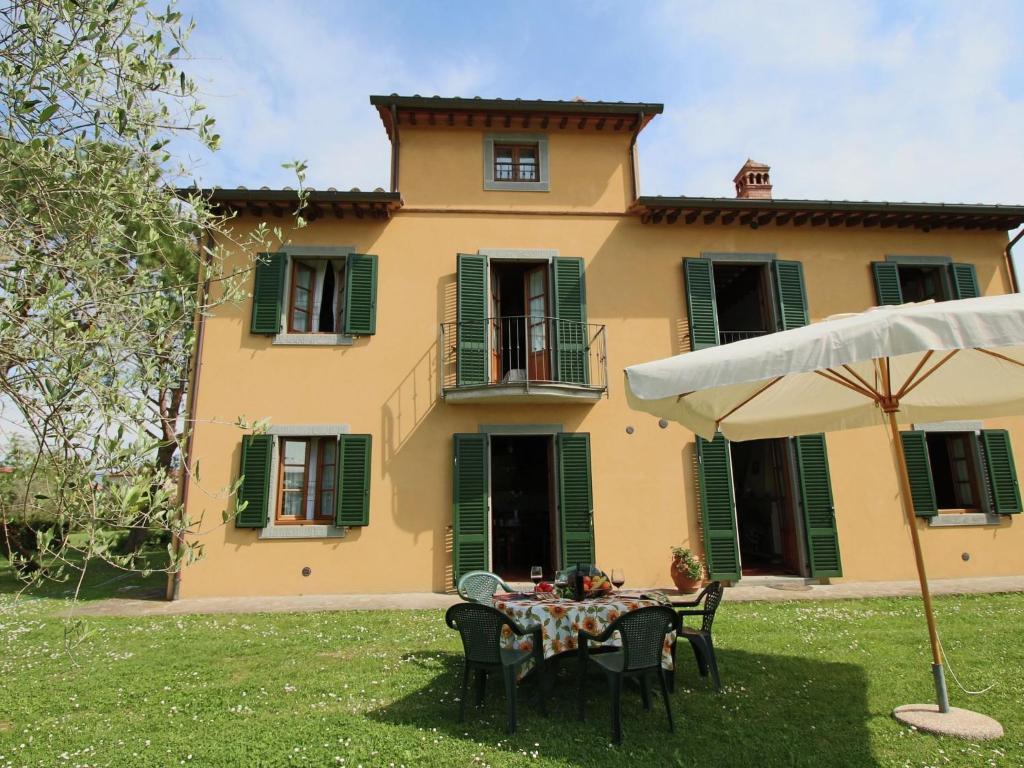 Farmhouse with private terrace, garden and pool, overlooking the town of Cortona