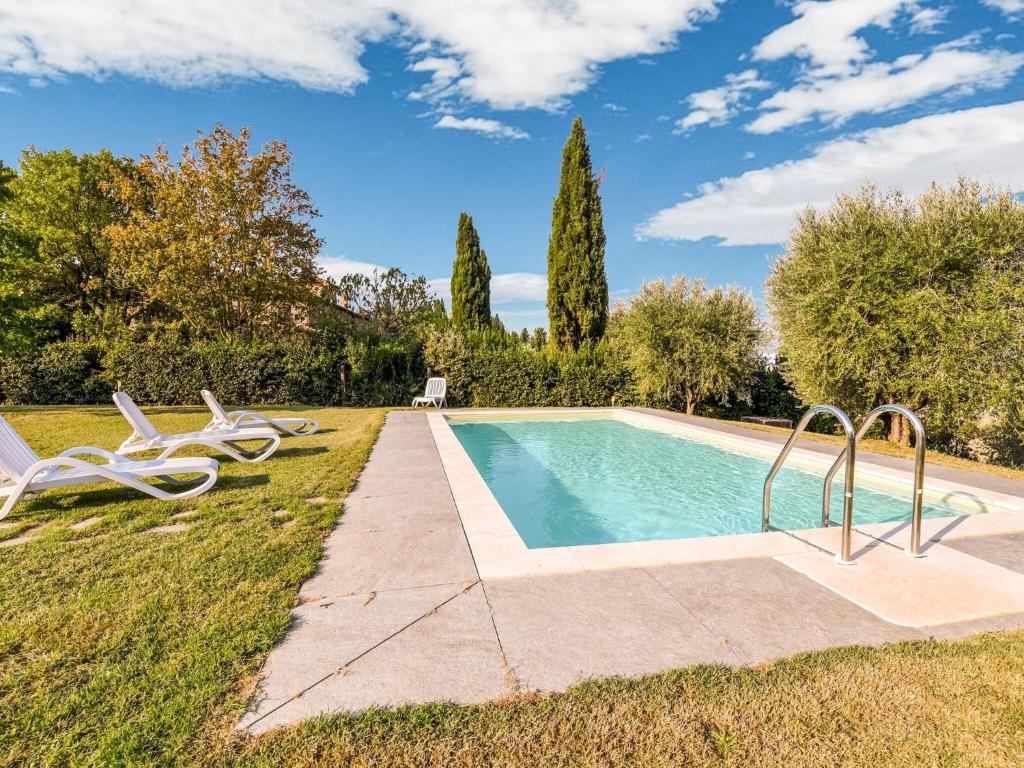 Private garden and pool 10 km from Siena and Crete Senesi