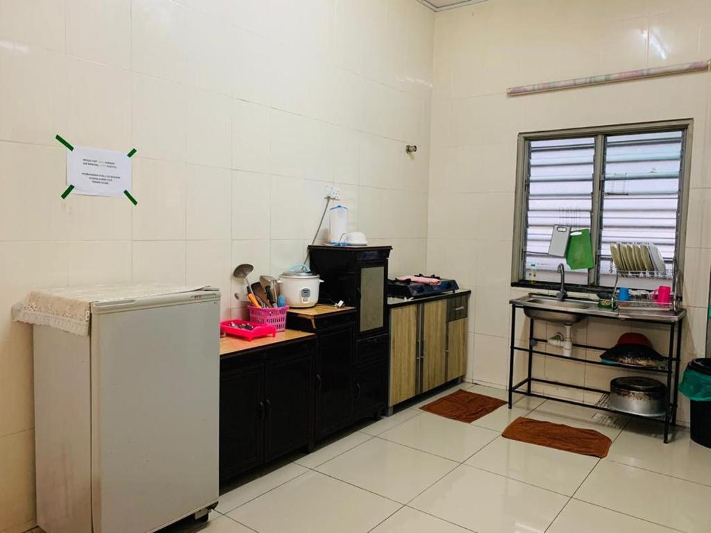 Kitchen, Zahara Guesthouse in Cameron Highlands
