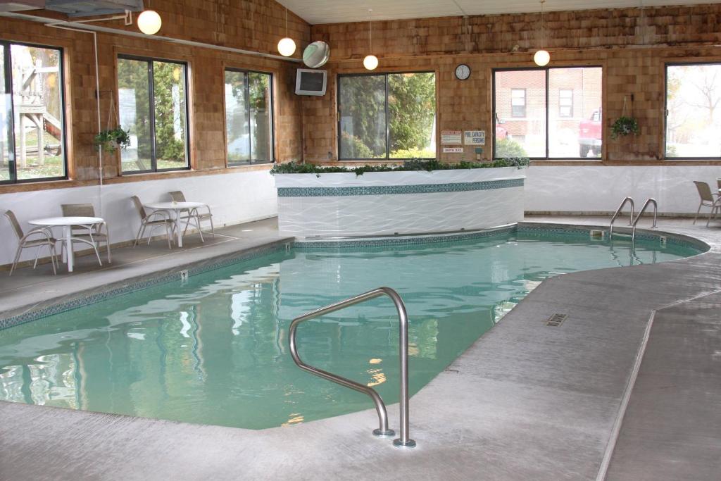Budget Host Inn & Suites photo