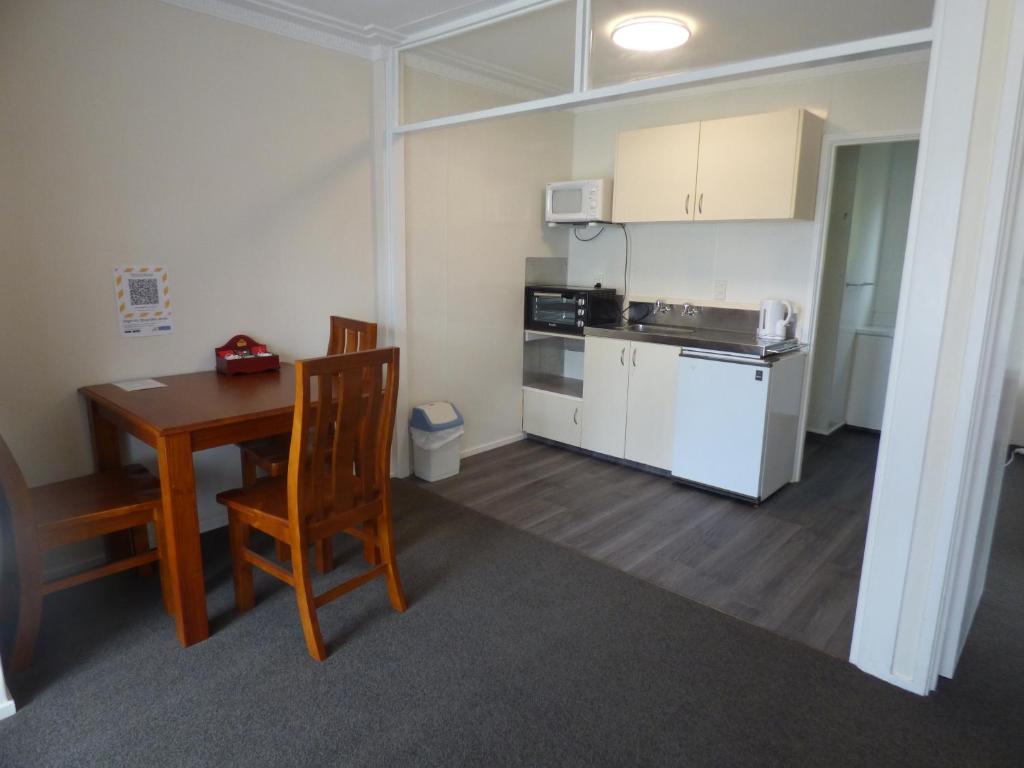 Kitchen, Sahara Guesthouse & Motels in Dunedin