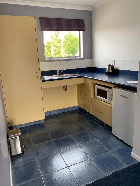 Kitchen, Fergussons Motor Lodge in Waipukurau