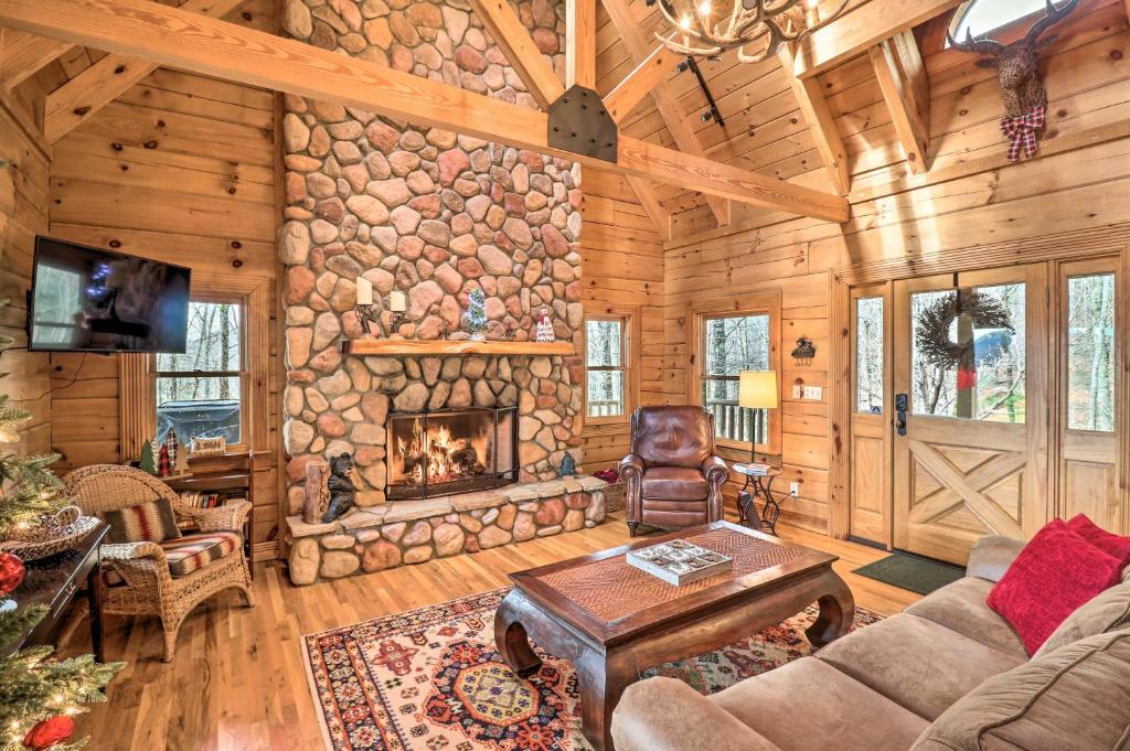 Private Sapphire Valley Resort Cabin with Mtn Views! 전경