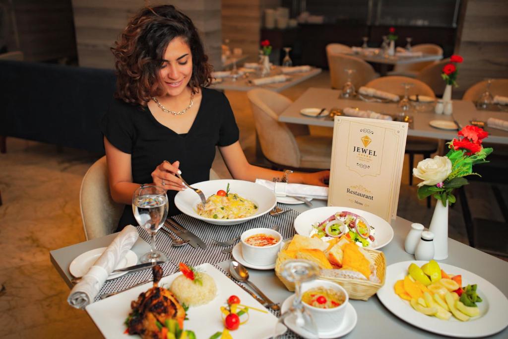 Jewel Green Mountain Hotel - Dining image