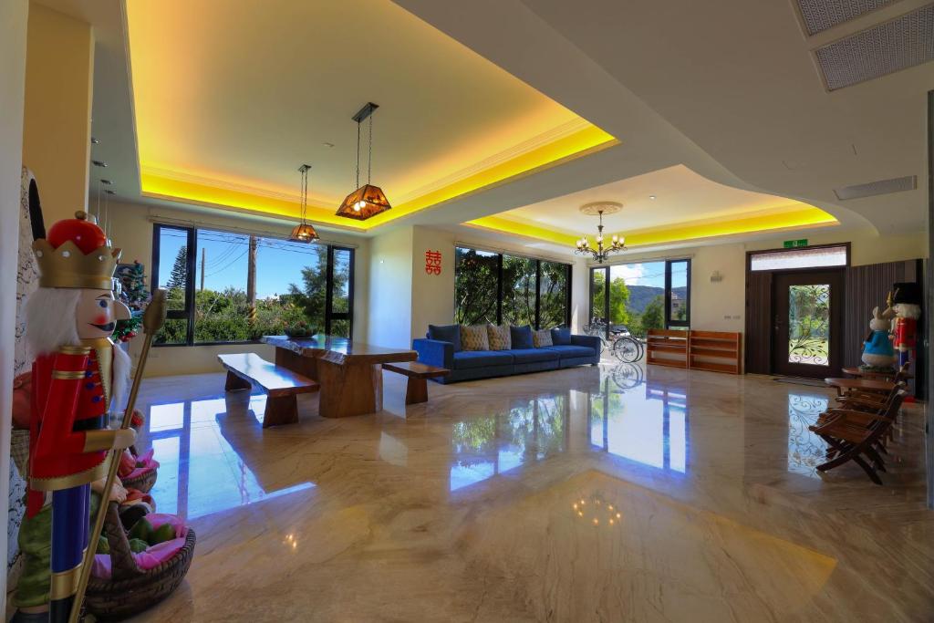 Shared lounge/TV area, Floral Land B&B in Hualien