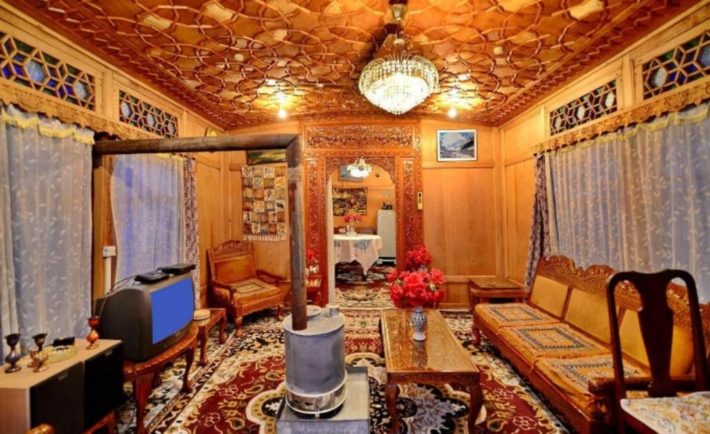 Umbrella group of House Boat photo