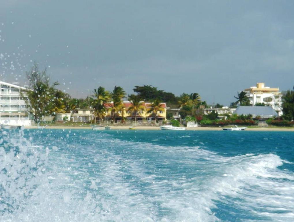 2 bedrooms appartement at Grand Baie 10 m away from the beach with sea view enclosed garden and wifi photo