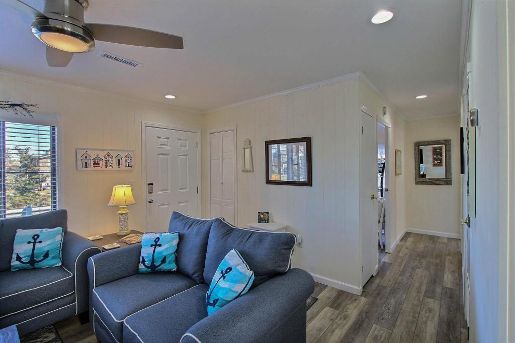 Duckin Around #209-HC, Avon