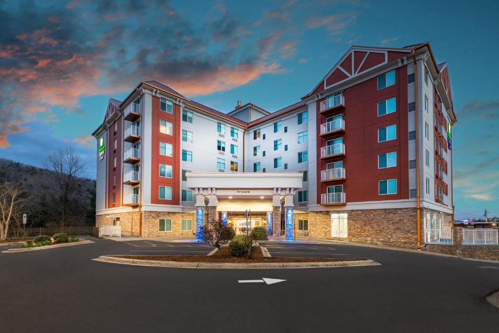 Holiday Inn Express and Suites Asheville Downtown photo