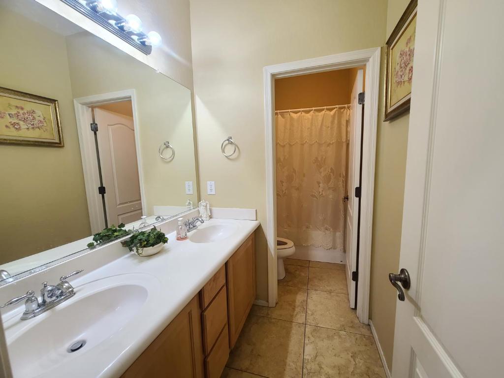 Phoenix home near freeways and airport photo