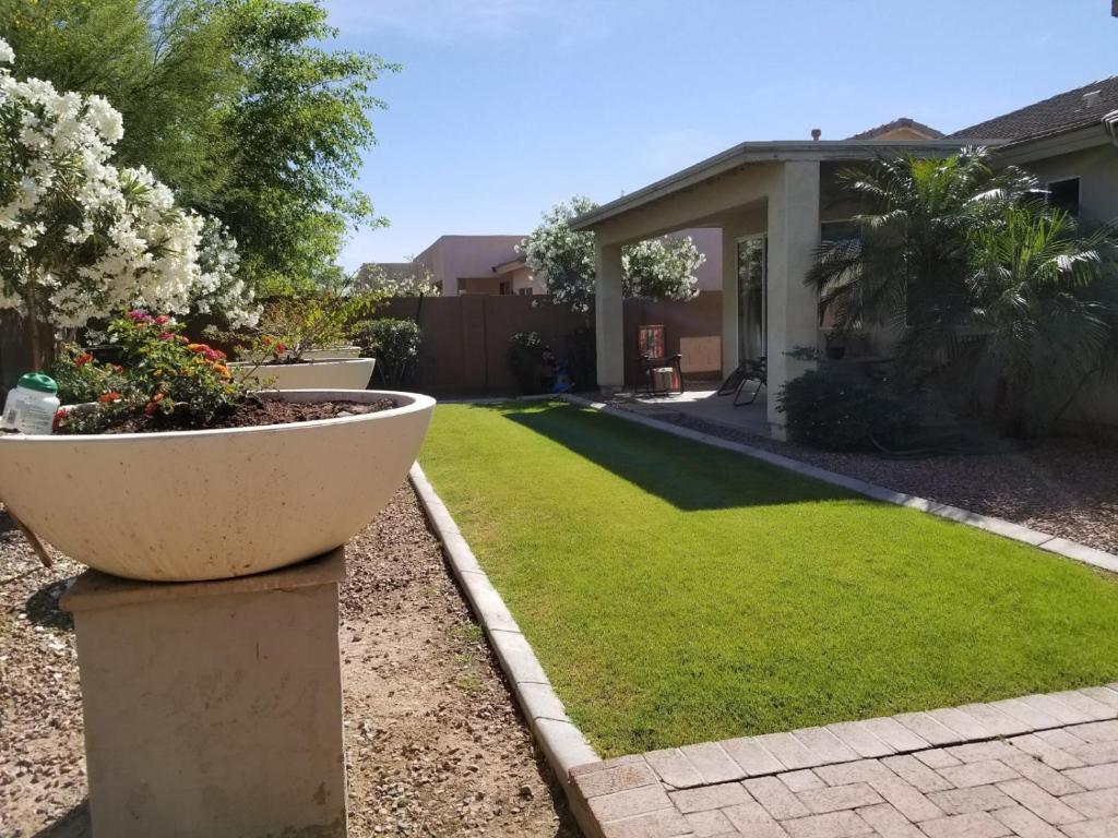 Phoenix home near freeways and airport photo
