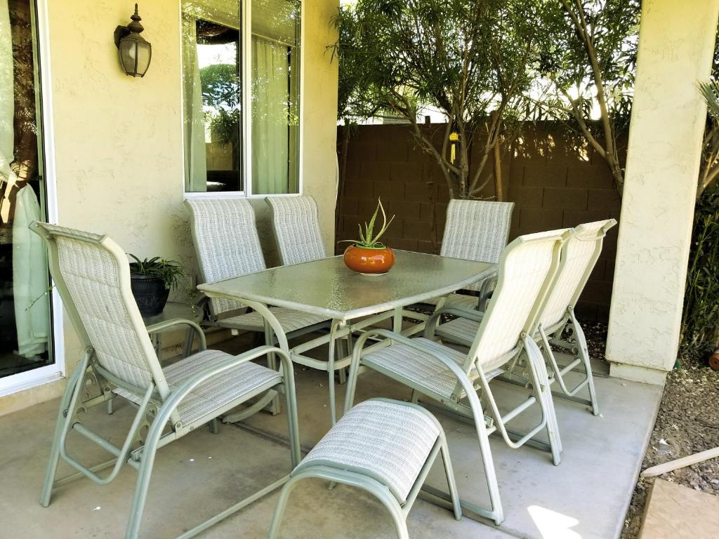 Phoenix home near freeways and airport photo