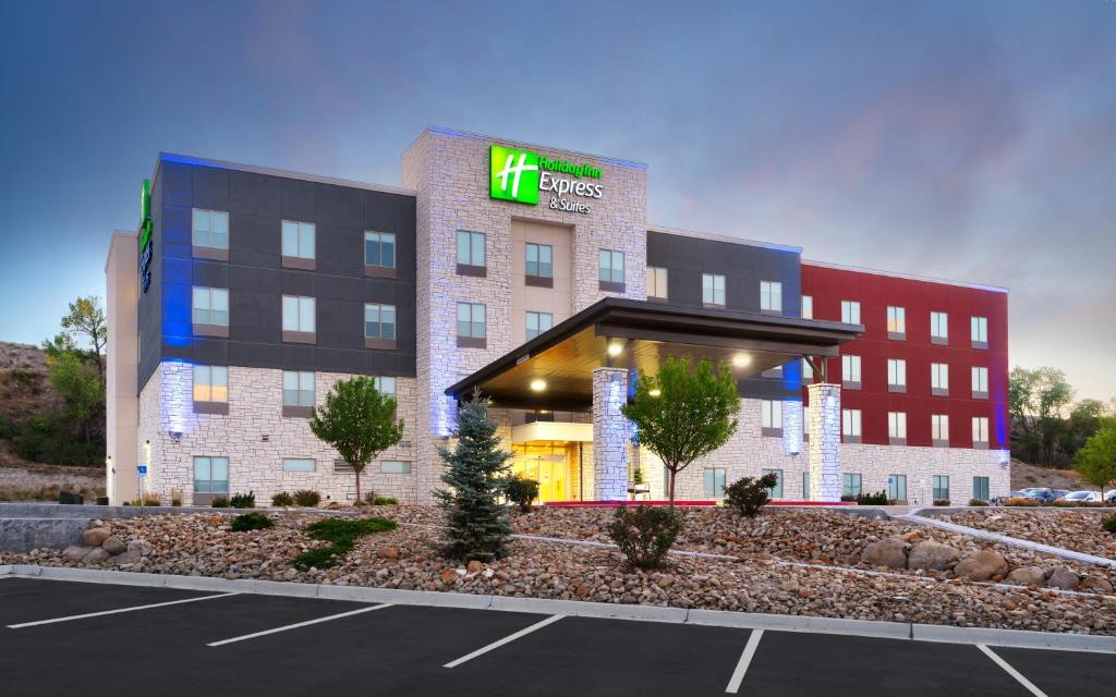Holiday Inn Express & Suites Price photo