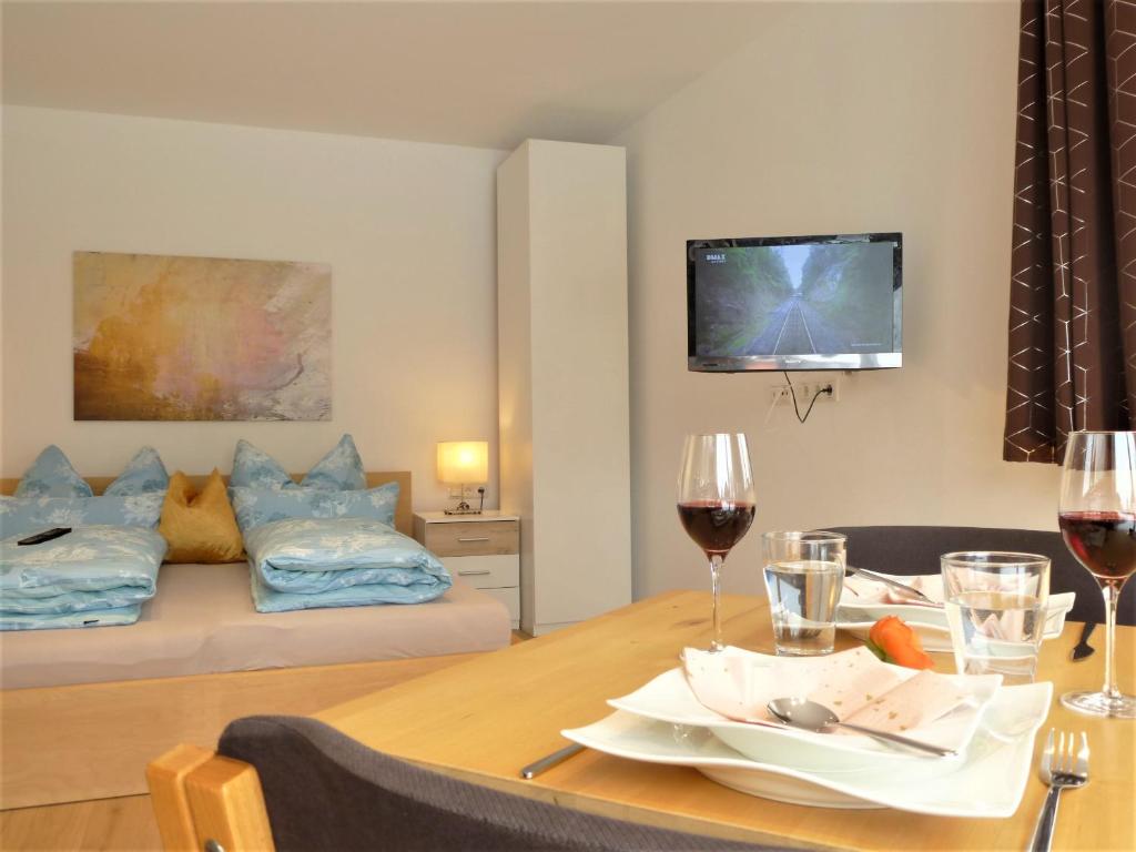 Cozy mountain view apartment with terrace and garden - 3