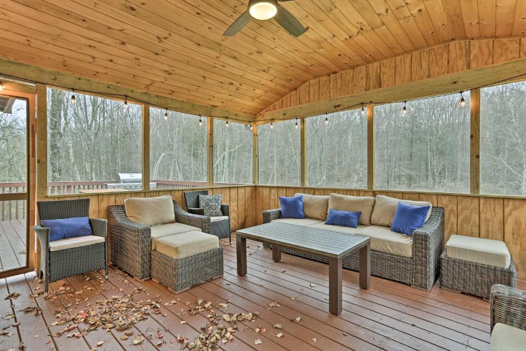 The Hideout Lake Ariel Cabin with Deck and Grill! (PA) reviews