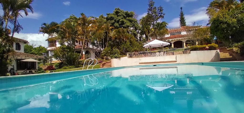 hoteles con piscina al aire libre en