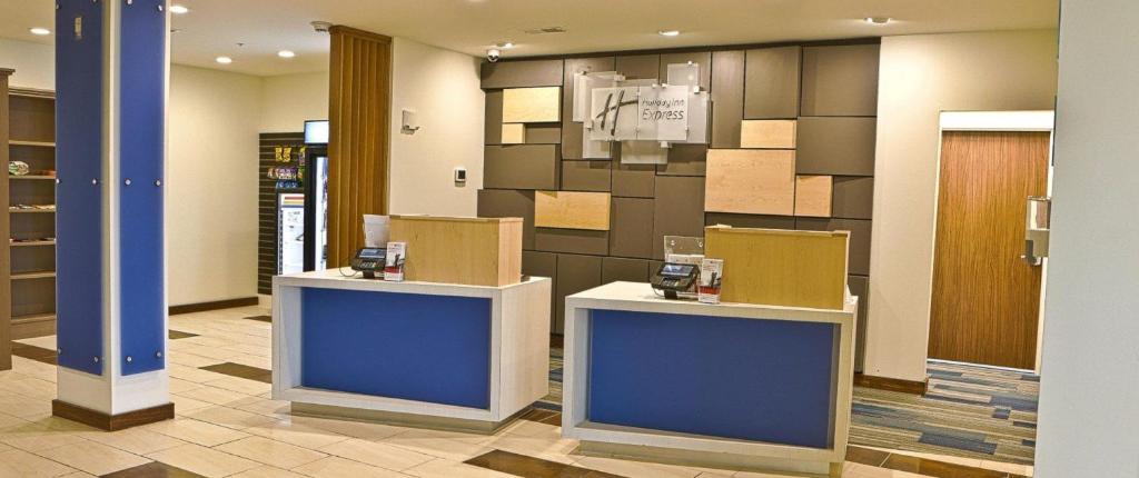 Holiday Inn Express Mccomb Hotel photo