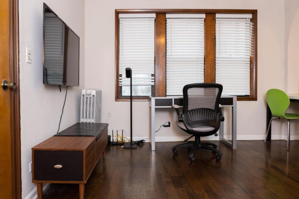 Classic Studio with Fast Transit to UChicago & DT by Zen Rentals photo