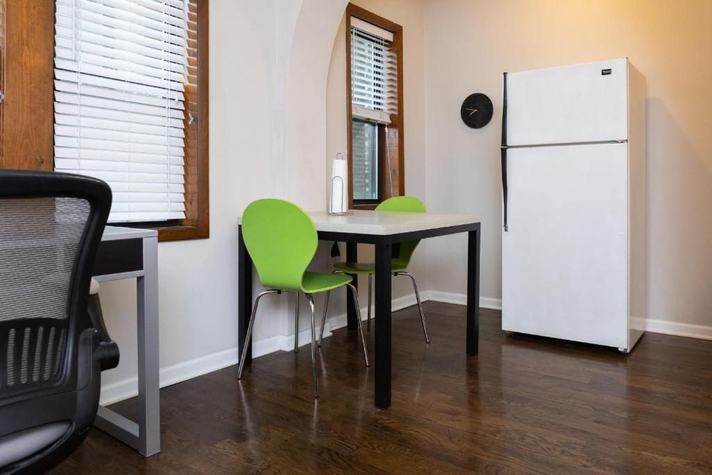 Classic Studio with Fast Transit to UChicago & DT by Zen Rentals photo