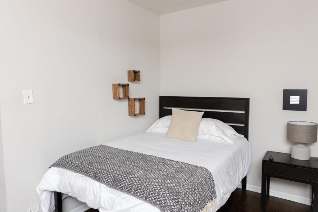 Classic Studio with Fast Transit to UChicago & DT by Zen Rentals photo