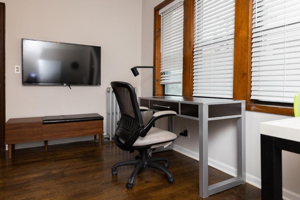 Classic Studio with Fast Transit to UChicago & DT by Zen Rentals photo