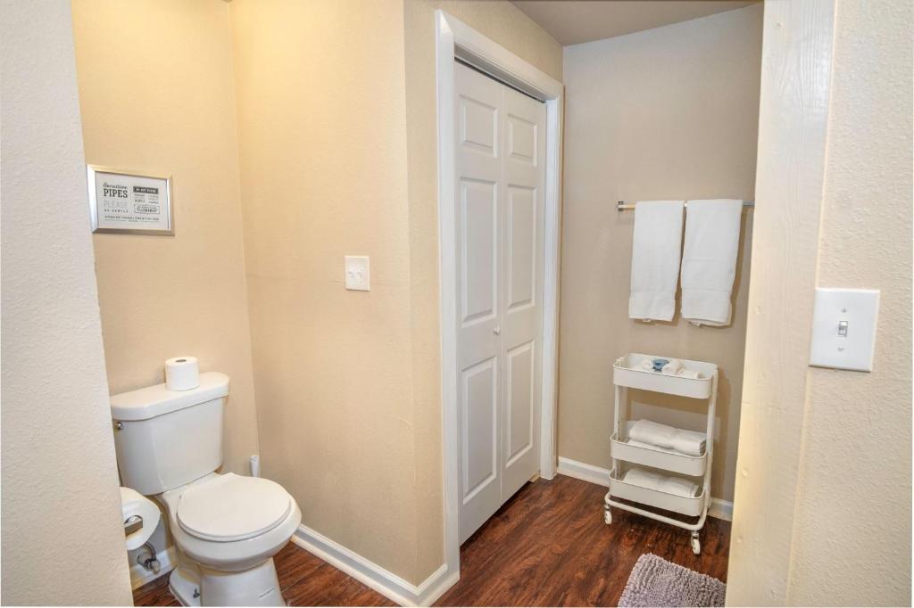Nice 3B 2BA Near Downtown 2 Min AtandT Center photo