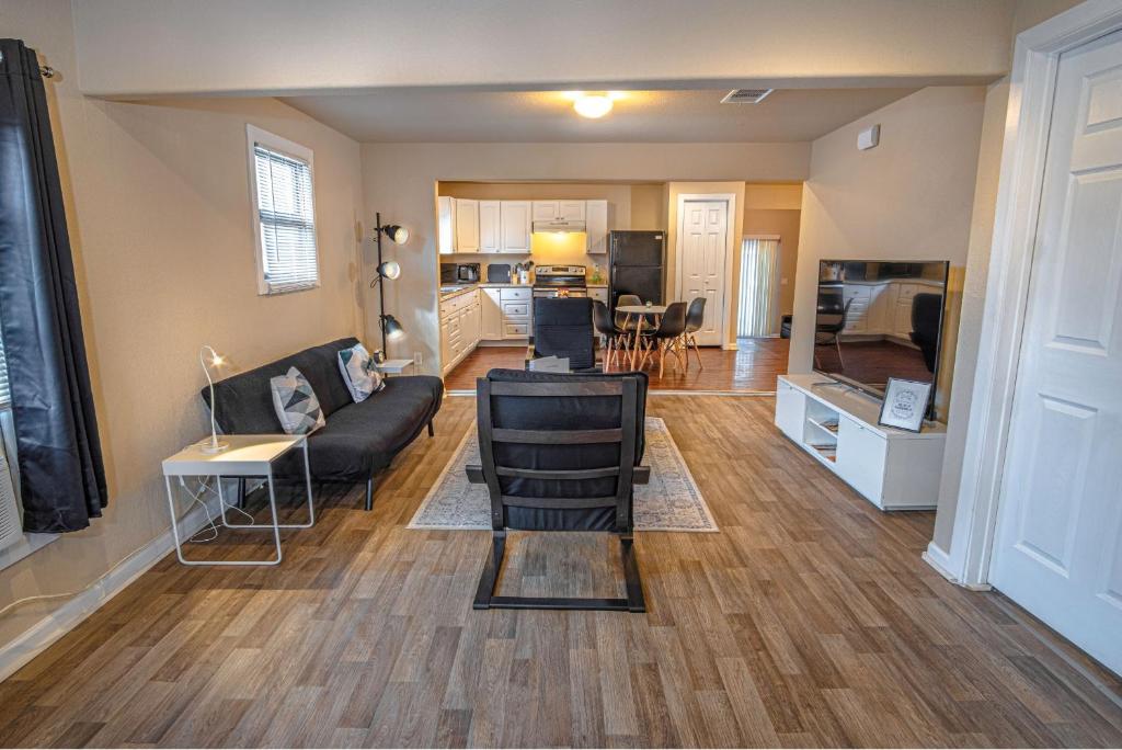 Nice 3B 2BA Near Downtown 2 Min AtandT Center photo