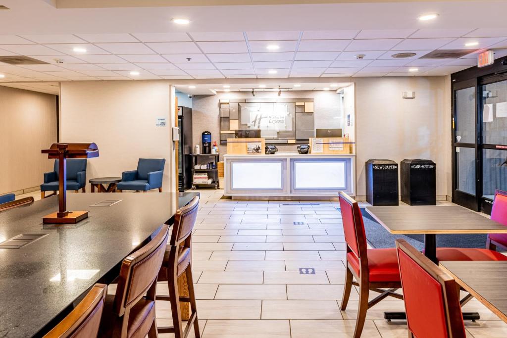 Holiday Inn Express Indianapolis South photo