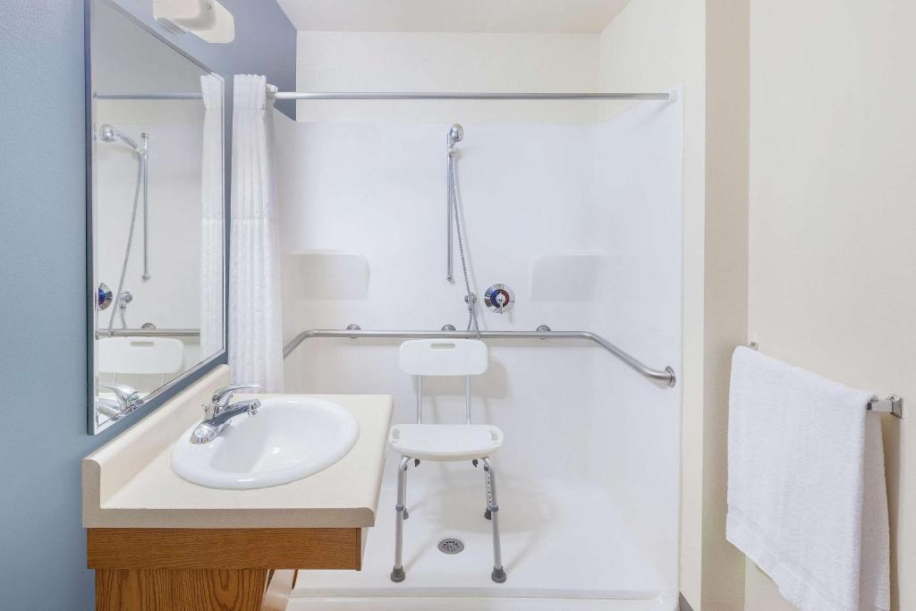 WoodSpring Suites Ankeny Des Moines photo