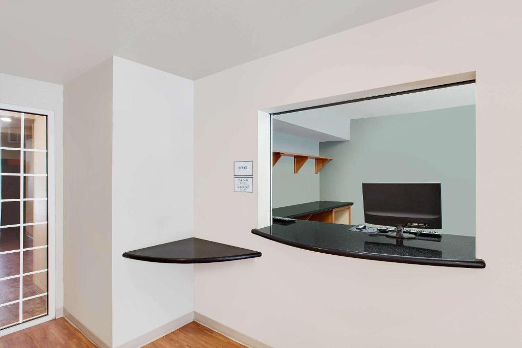 WoodSpring Suites Lake Charles photo