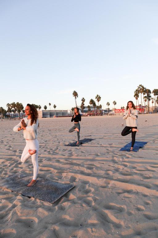 Ocean Front Vortex Female Hostel private rooms Free bikes photo