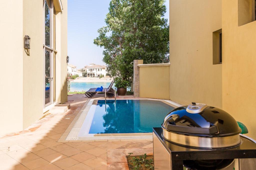 Chic 5BR Villa with Private Pool on Palm Jumeirah photo