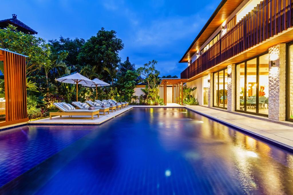 THE BOTANICAL 6 BED LUXURY 900 meter from beach, Seminyak